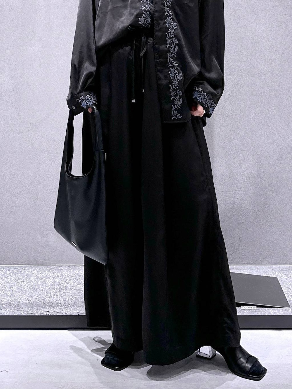 ブラック系のトートバッグ、ブラック系のその他パンツ、ブラック系のサンダルを着用したレディースの春コーディネートの7枚目の写真