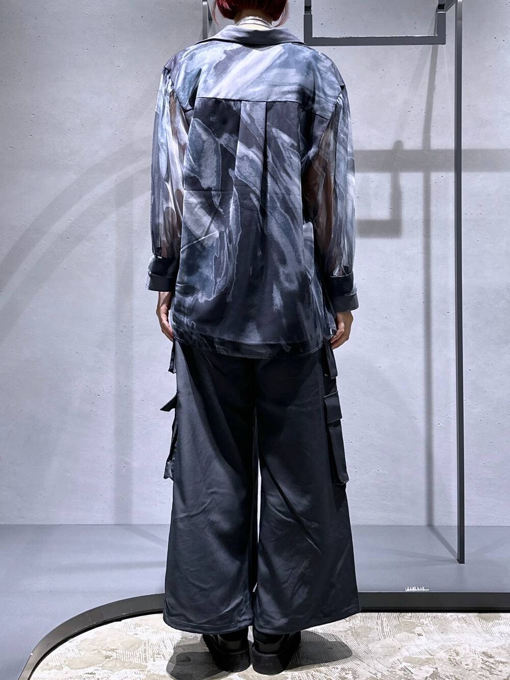 ブラック系のサンダル、その他のタンクトップ、グレー系のカーゴパンツを着用したレディースの春コーディネートの4枚目の写真