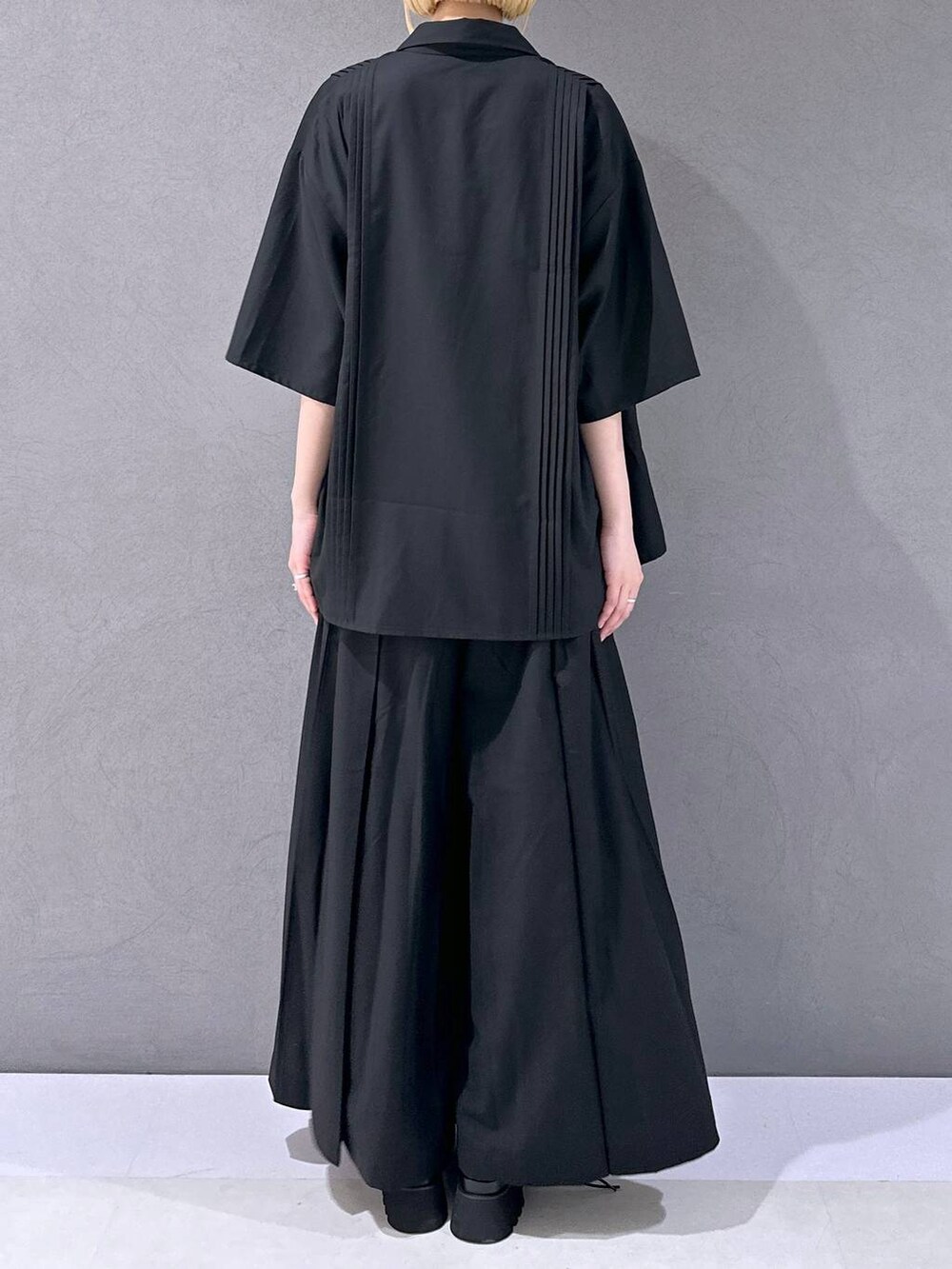 ブラック系のサンダル、ブラック系のその他パンツ、ブルー系のTシャツ/カットソーを着用したレディースの春コーディネートの3枚目の写真