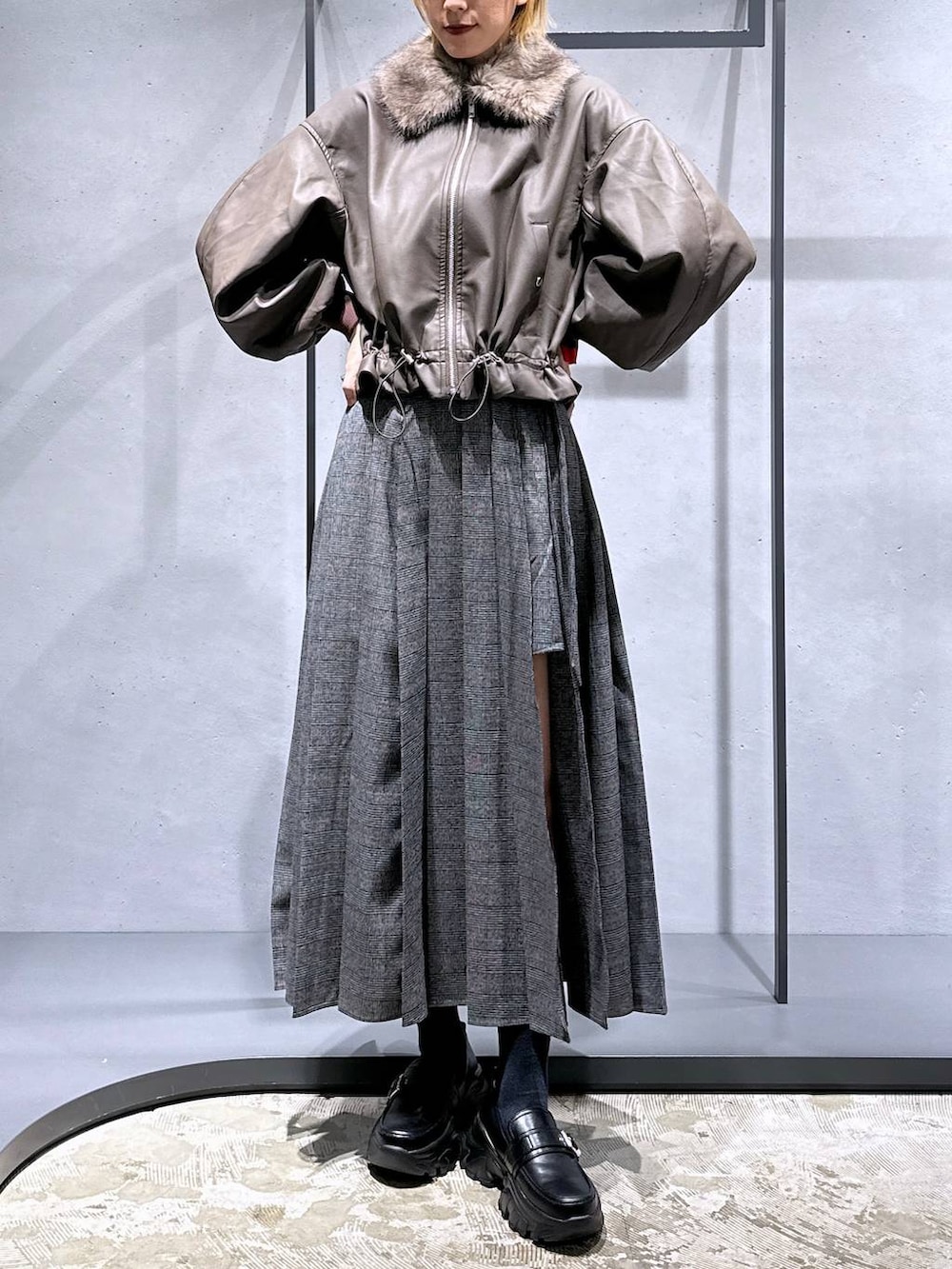 ブラック系のローファー、ブラック系のニット/セーター、ブラウン系のブルゾンを着用したレディースの秋コーディネートの4枚目の写真