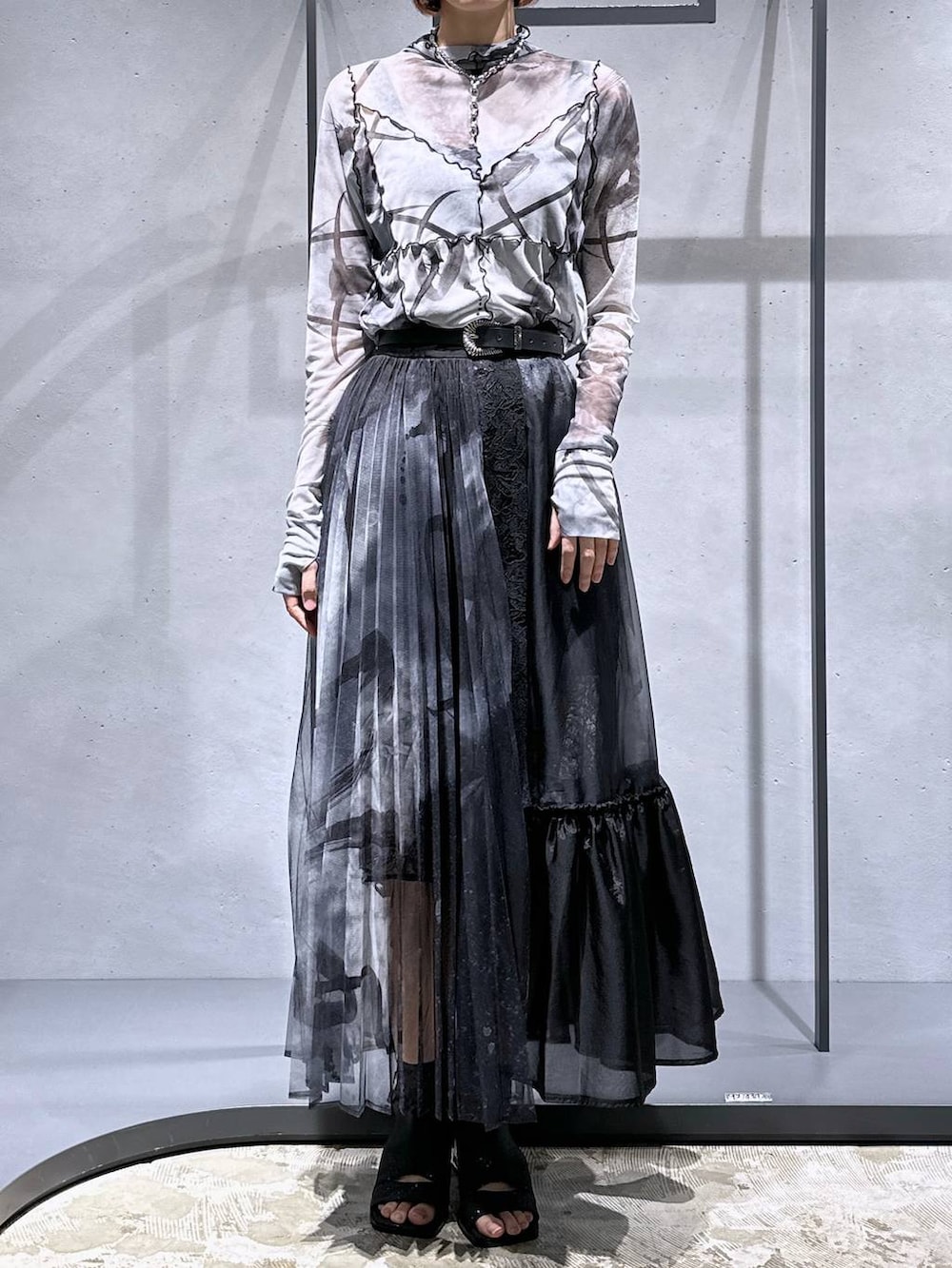 ブラック系のサンダル、ブラック系のスカート、ホワイト系のTシャツ/カットソーを着用したレディースの夏コーディネートの5枚目の写真