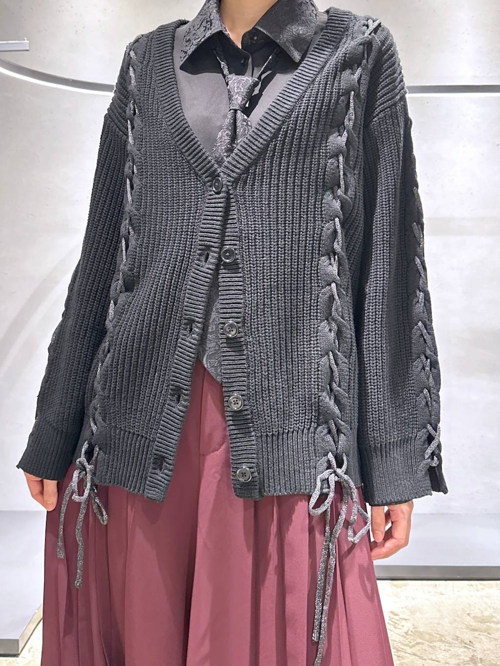 ブラック系のシャツ/ブラウス、ブラック系のブーツ、レッド系のその他パンツを着用したレディースの秋コーディネートの5枚目の写真