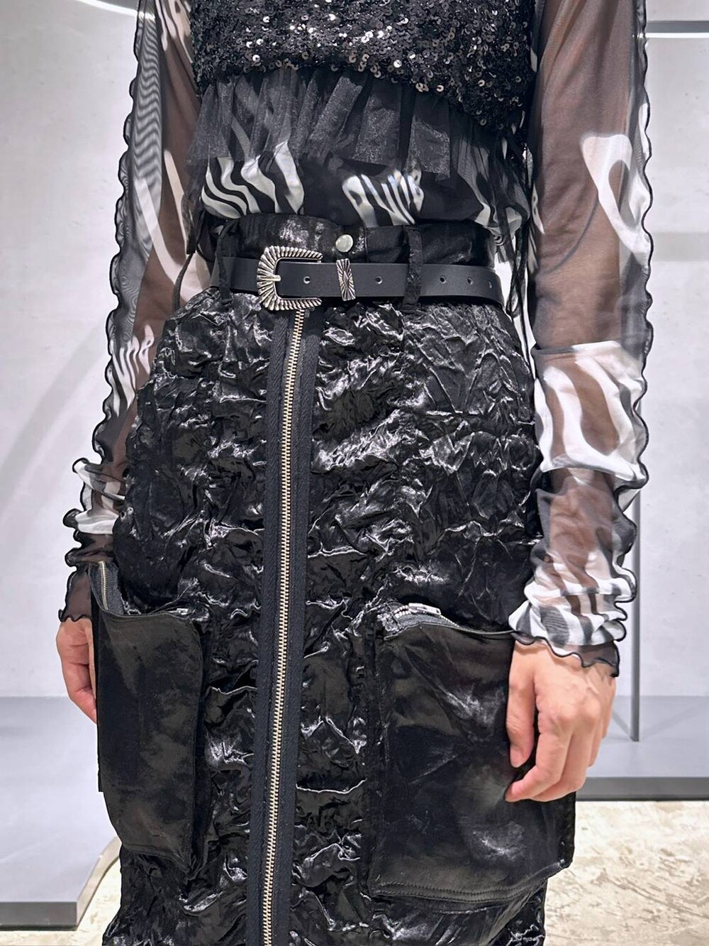 ブラック系のチューブトップ、ブラック系のサンダル、ブラック系のTシャツ/カットソーを着用したレディースの夏コーディネートの6枚目の写真