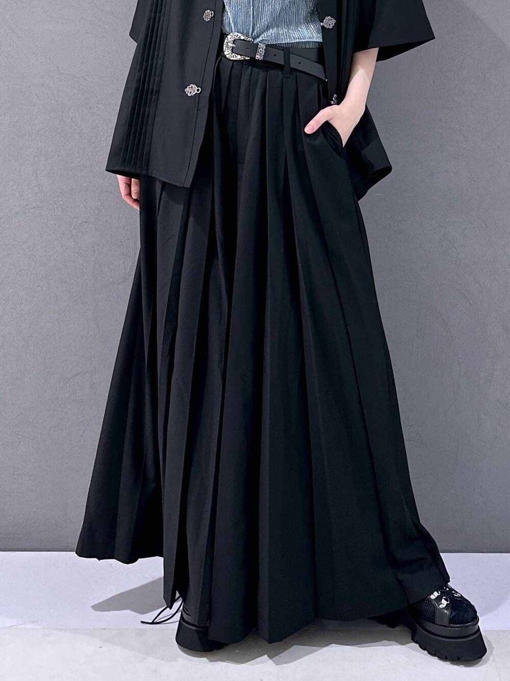 ブラック系のサンダル、ブラック系のその他パンツ、ブルー系のTシャツ/カットソーを着用したレディースの春コーディネートの7枚目の写真