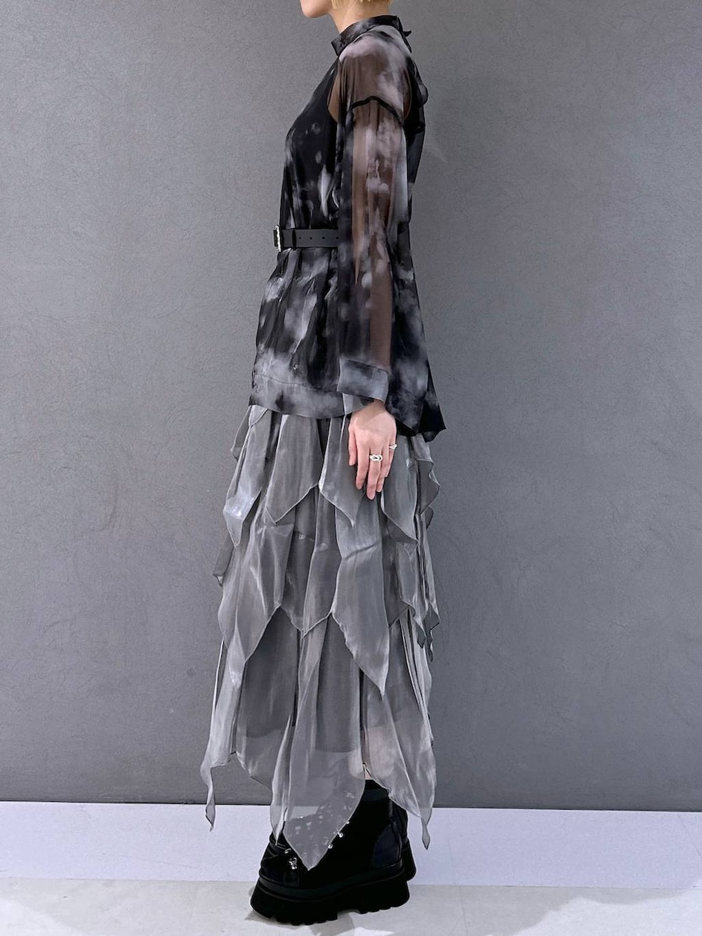 ブラック系のサンダル、ブラック系のシャツ/ブラウス、グレー系のスカートを着用したレディースの春コーディネートの2枚目の写真