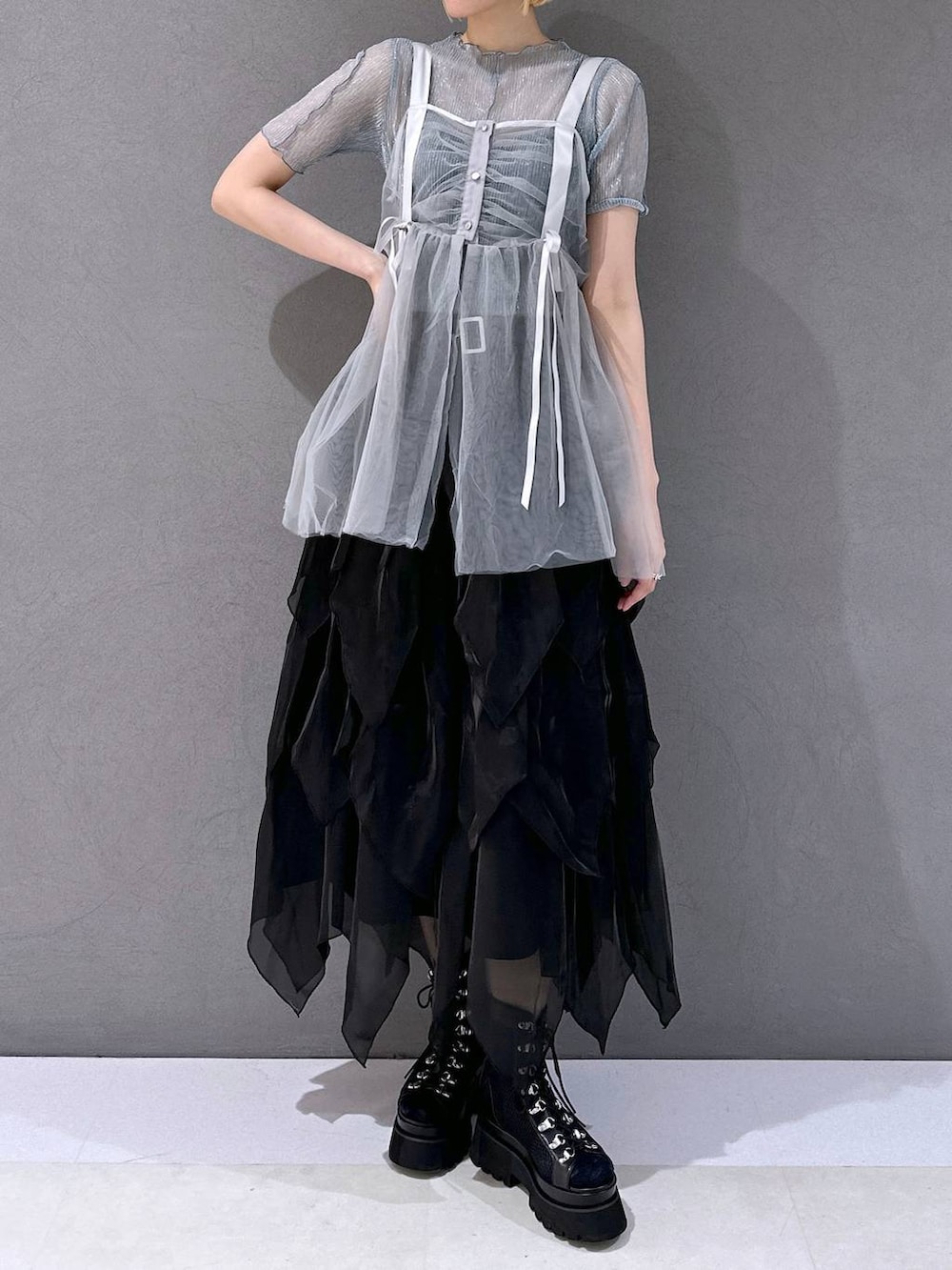 ブラック系のサンダル、ブラック系のスカート、ブルー系のTシャツ/カットソーを着用したレディースの春コーディネートの4枚目の写真