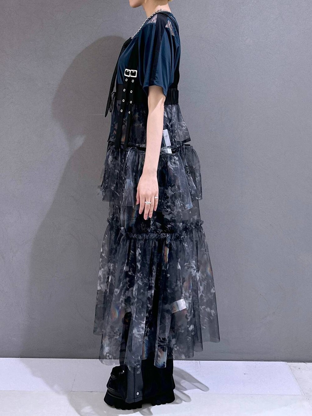 ブラック系のネクタイ、ブラック系のサンダル、グレー系のスカートを着用したレディースの春コーディネートの2枚目の写真