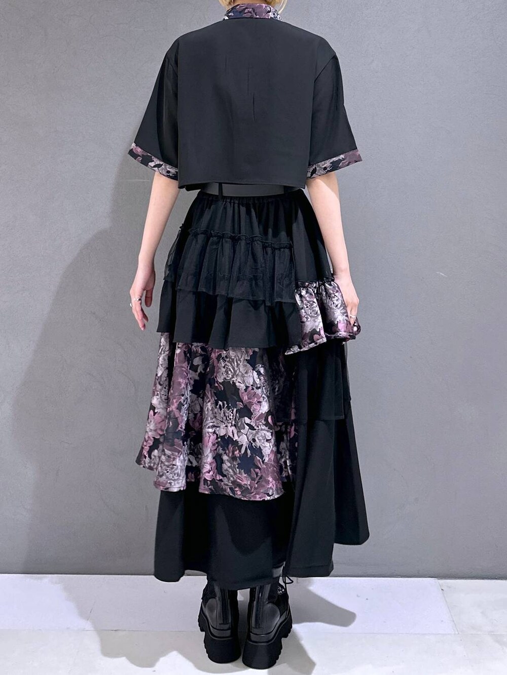 ブラック系のサンダル、ピンク系のシャツ/ブラウス、ピンク系のスカートを着用したレディースの春コーディネートの4枚目の写真