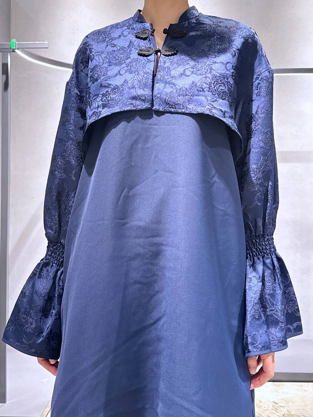 ブラック系のブーツ、ブラック系のスウェットパンツ、ブルー系のワンピースを着用したレディースの秋コーディネートの5枚目の写真