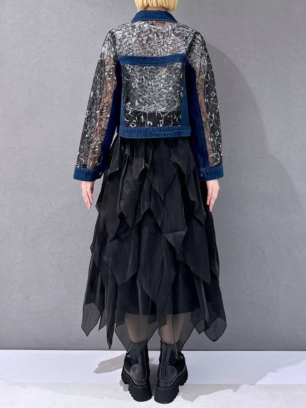 ブラック系のサンダル、ホワイト系のTシャツ/カットソー、ブラック系のスカートを着用したレディースの春コーディネートの3枚目の写真