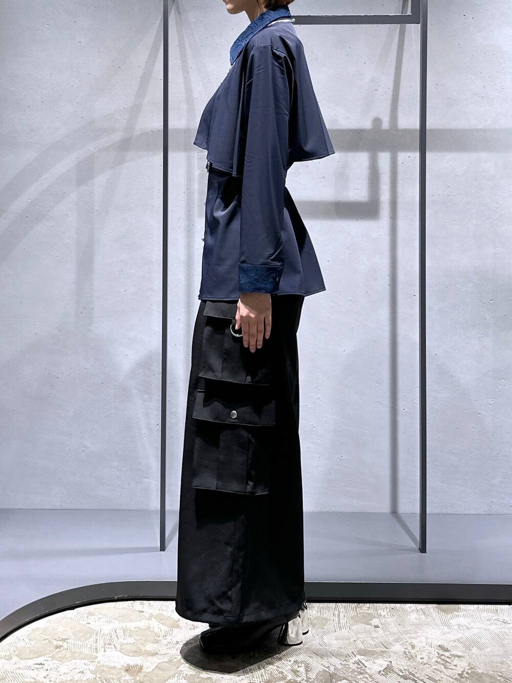 ブラック系のブーツ、ブルー系のシャツ/ブラウス、ブラック系のカーゴパンツを着用したレディースの秋コーディネートの2枚目の写真