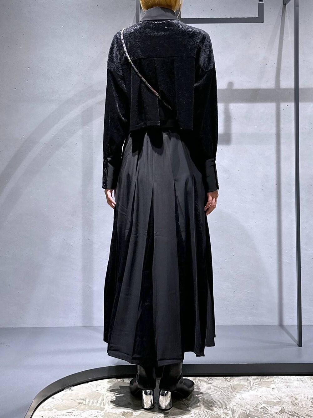 ブラック系のブーツ、ブラック系のシャツ/ブラウス、ブラック系のスカートを着用したレディースの秋コーディネートの3枚目の写真