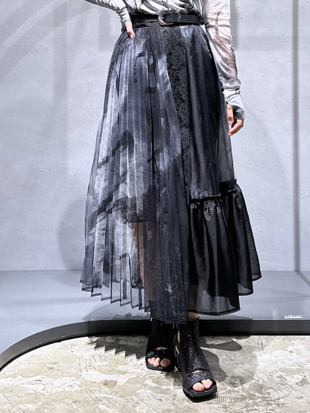 ブラック系のサンダル、ブラック系のスカート、ホワイト系のTシャツ/カットソーを着用したレディースの夏コーディネートの7枚目の写真