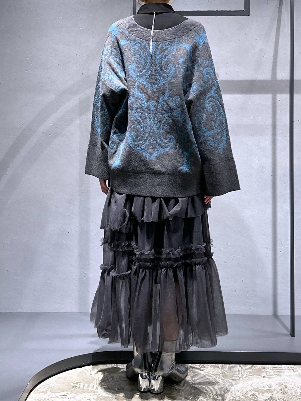 ブラック系のネクタイ、ブラック系のシャツ/ブラウス、シルバー系のブーツを着用したレディースの秋コーディネートの3枚目の写真