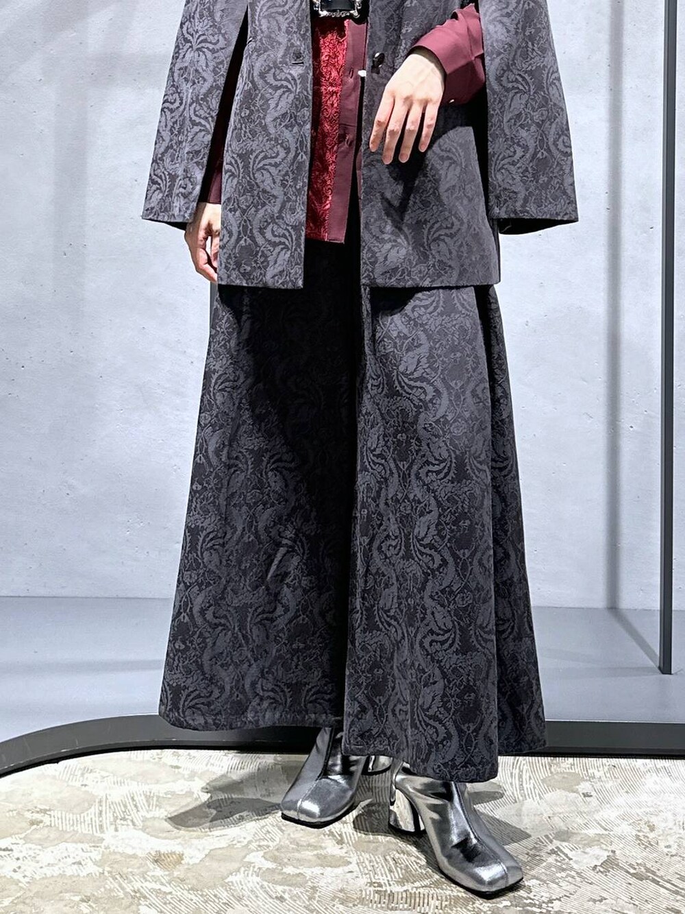 シルバー系のブーツ、グレー系のその他パンツ、グレー系のテーラードジャケットを着用したレディースの秋コーディネートの6枚目の写真