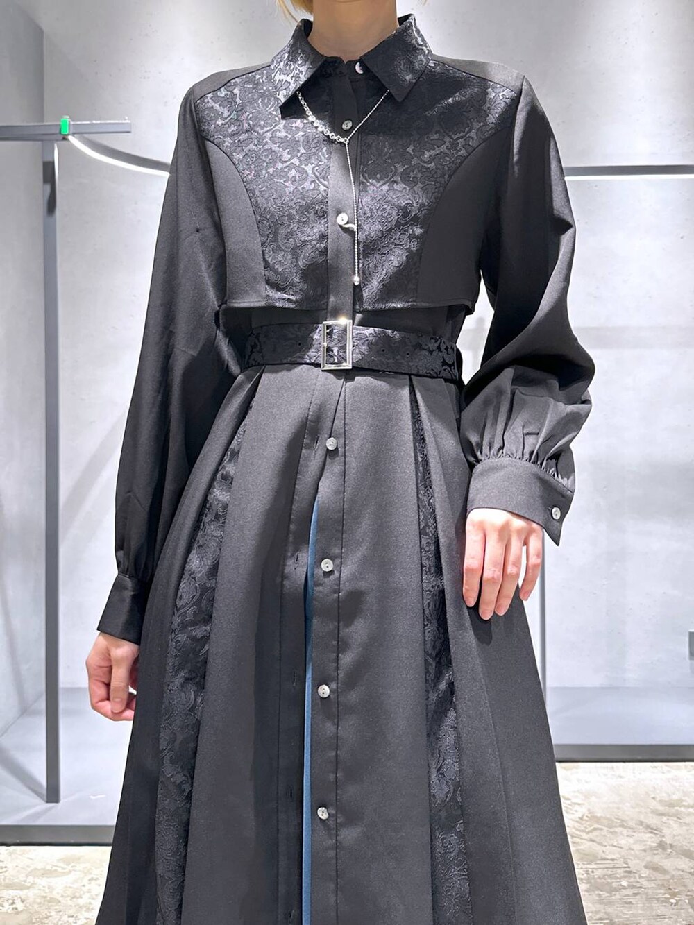 シルバー系のブーツ、ブルー系のその他パンツ、ブラック系のワンピースを着用したレディースの秋コーディネートの5枚目の写真