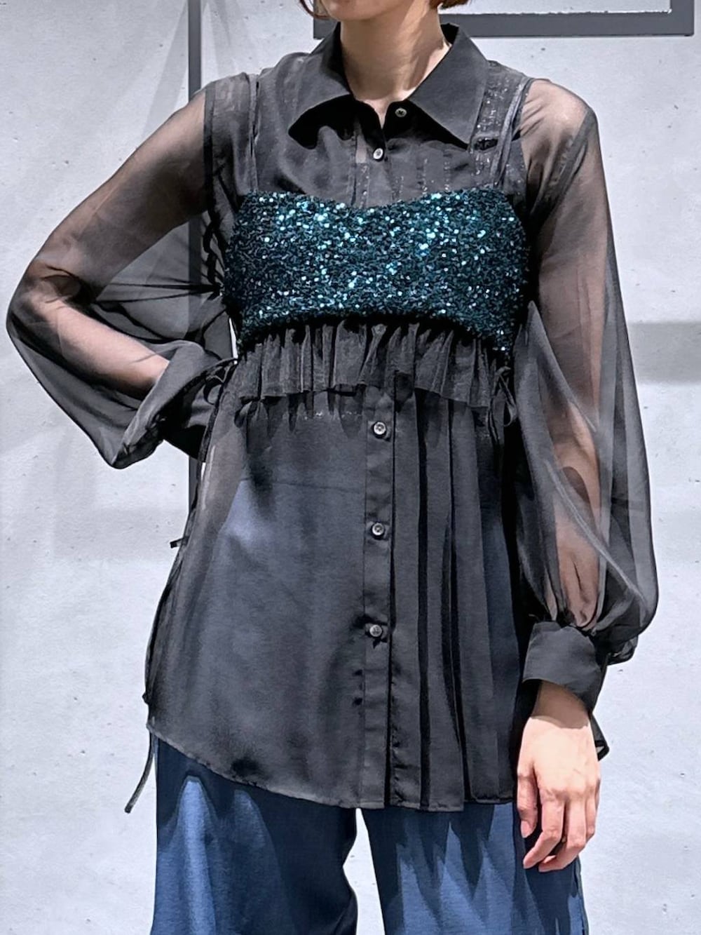 ブラック系のシャツ/ブラウス、グリーン系のチューブトップ、ブルー系のその他パンツを着用したレディースの夏コーディネートの6枚目の写真