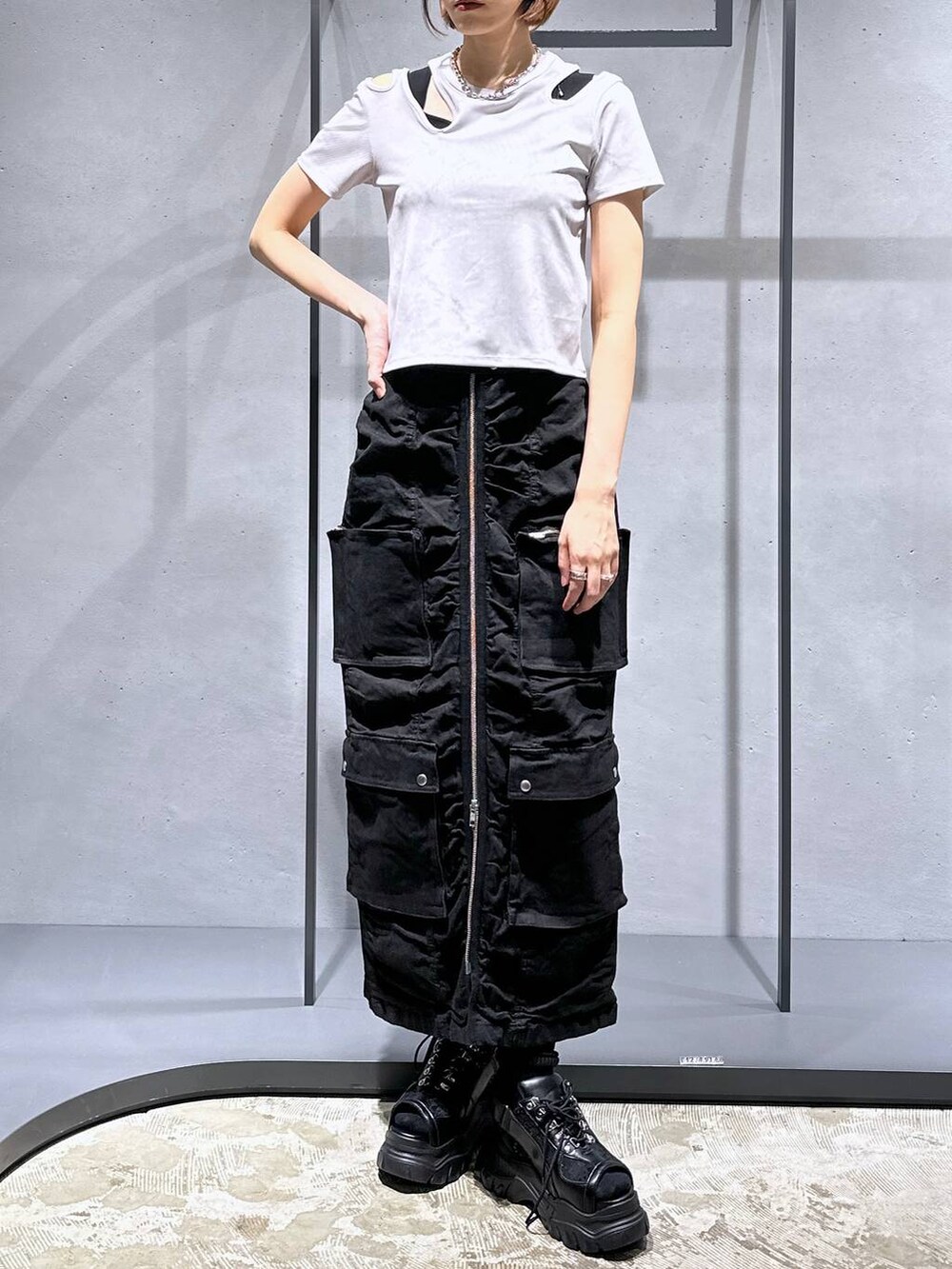 ブラック系のサンダル、ブラック系のタンクトップ、ホワイト系のTシャツ/カットソーを着用したレディースの夏コーディネートの4枚目の写真