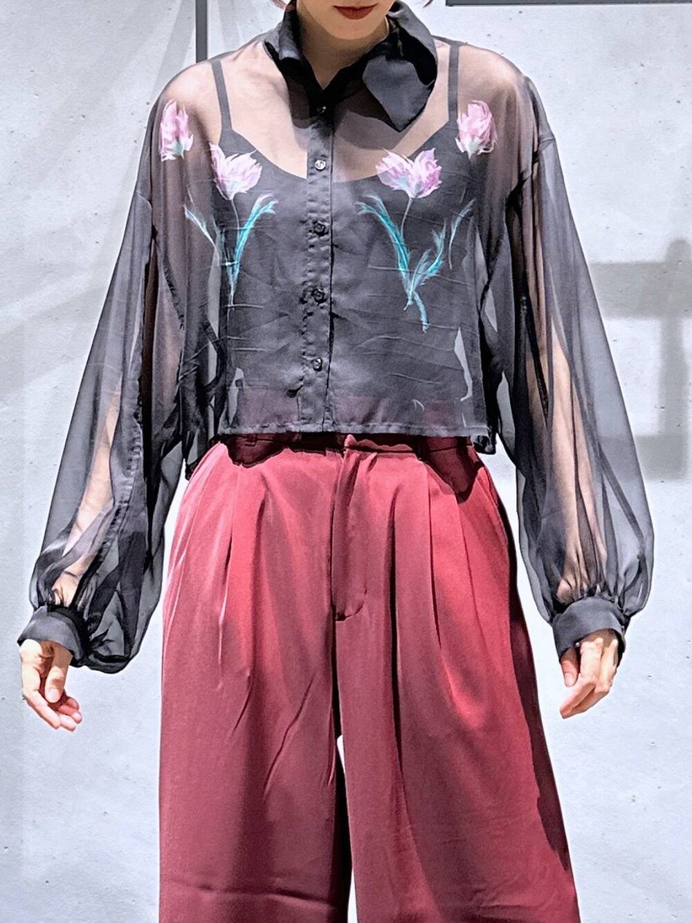 レッド系のその他パンツ、ブラック系のサンダル、ピンク系のシャツ/ブラウスを着用したレディースの春コーディネートの6枚目の写真