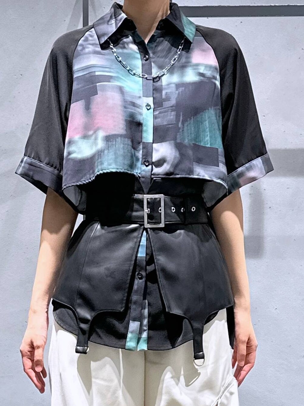 ブラック系のサンダル、グリーン系のシャツ/ブラウス、ホワイト系のその他パンツを着用したレディースの夏コーディネートの6枚目の写真