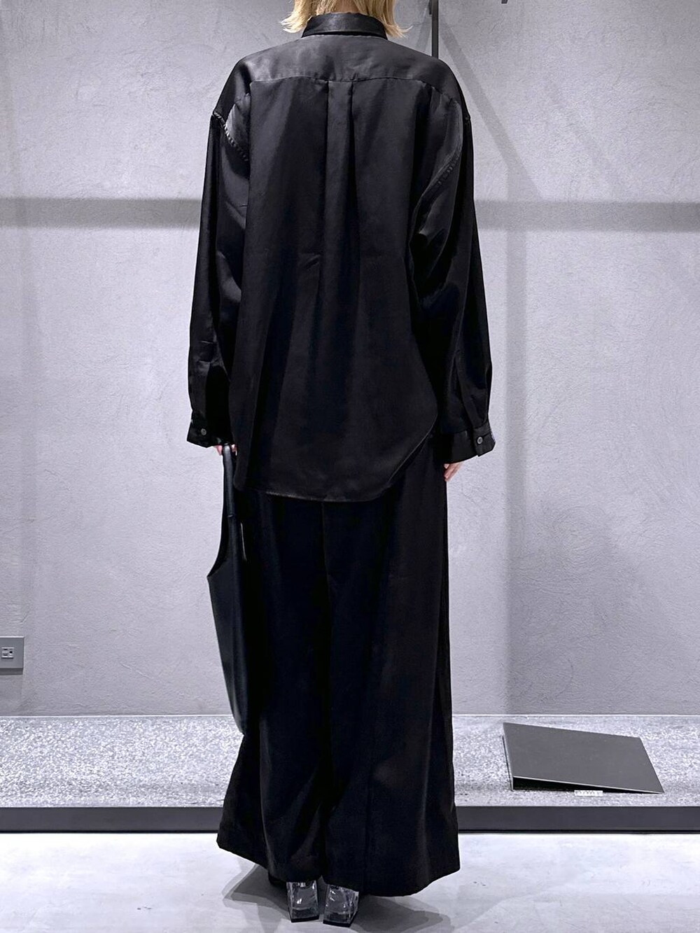 ブラック系のトートバッグ、ブラック系のその他パンツ、ブラック系のサンダルを着用したレディースの春コーディネートの3枚目の写真