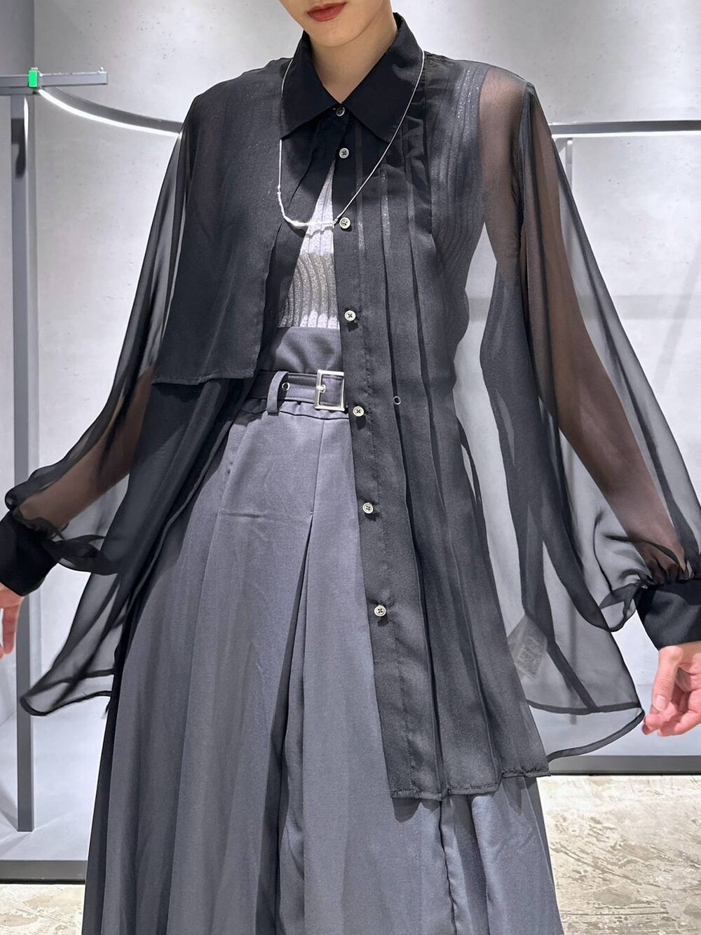 ブラック系のシャツ/ブラウス、グレー系のタンクトップ、ブルー系のその他パンツを着用したレディースの夏コーディネートの5枚目の写真