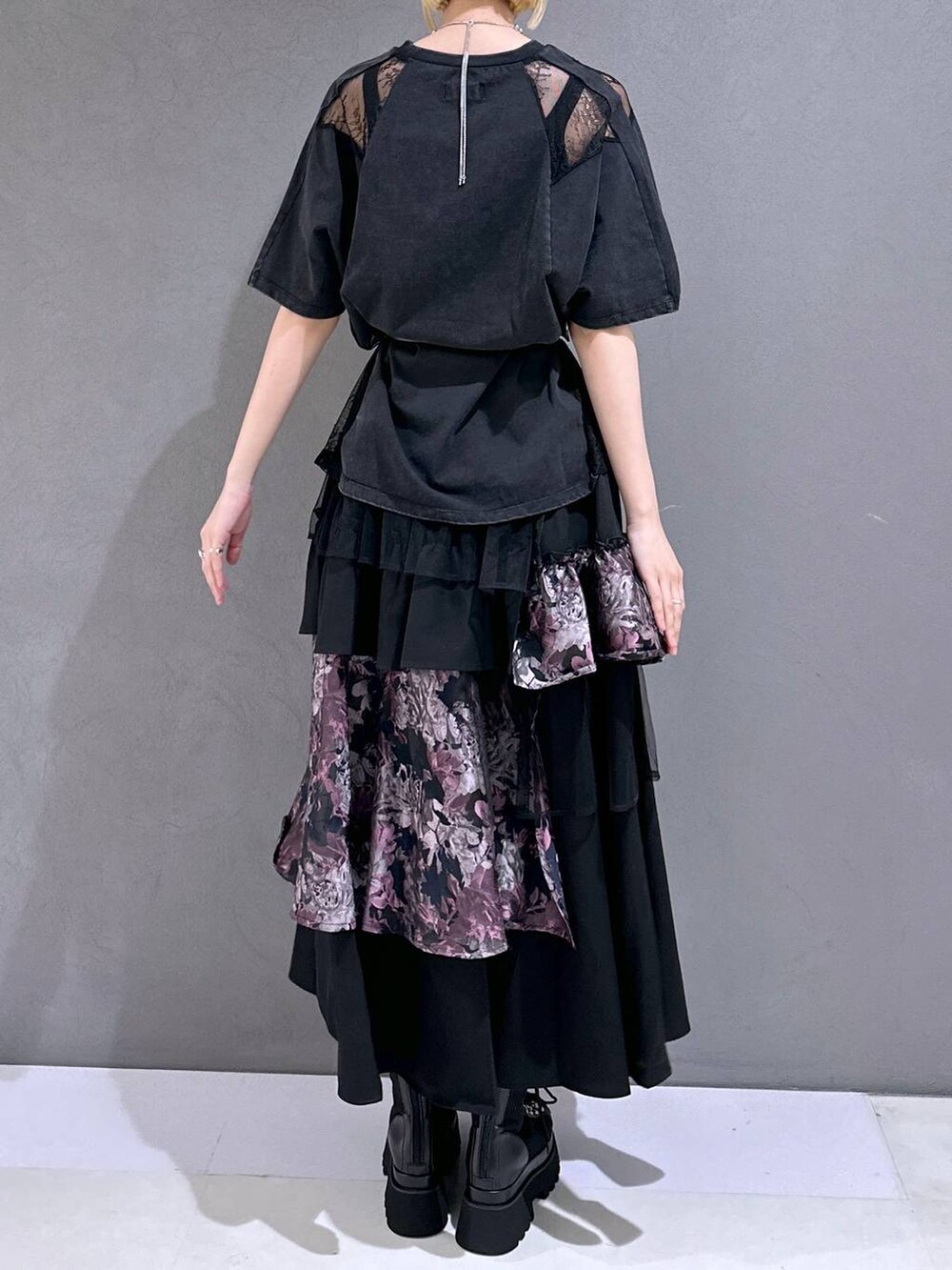 ブラック系のネクタイ、ブラック系のサンダル、ブラック系のTシャツ/カットソーを着用したレディースの春コーディネートの4枚目の写真