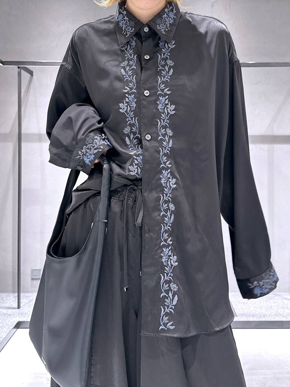 ブラック系のトートバッグ、ブラック系のその他パンツ、ブラック系のサンダルを着用したレディースの春コーディネートの5枚目の写真