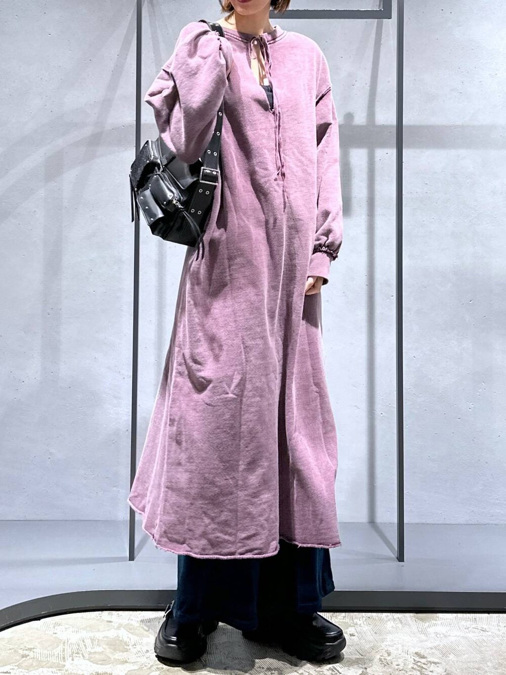 ブラック系のローファー、ブルー系のカーゴパンツ、ブラック系のショルダーバッグを着用したレディースの秋コーディネートの4枚目の写真