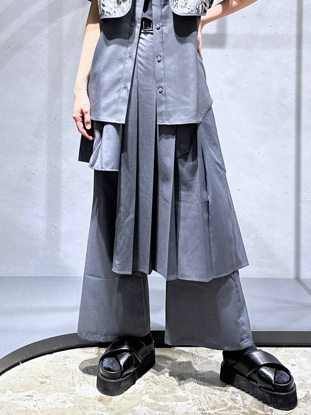 ブラック系のサンダル、グレー系のシャツ/ブラウス、グレー系のその他パンツを着用したレディースの春コーディネートの7枚目の写真