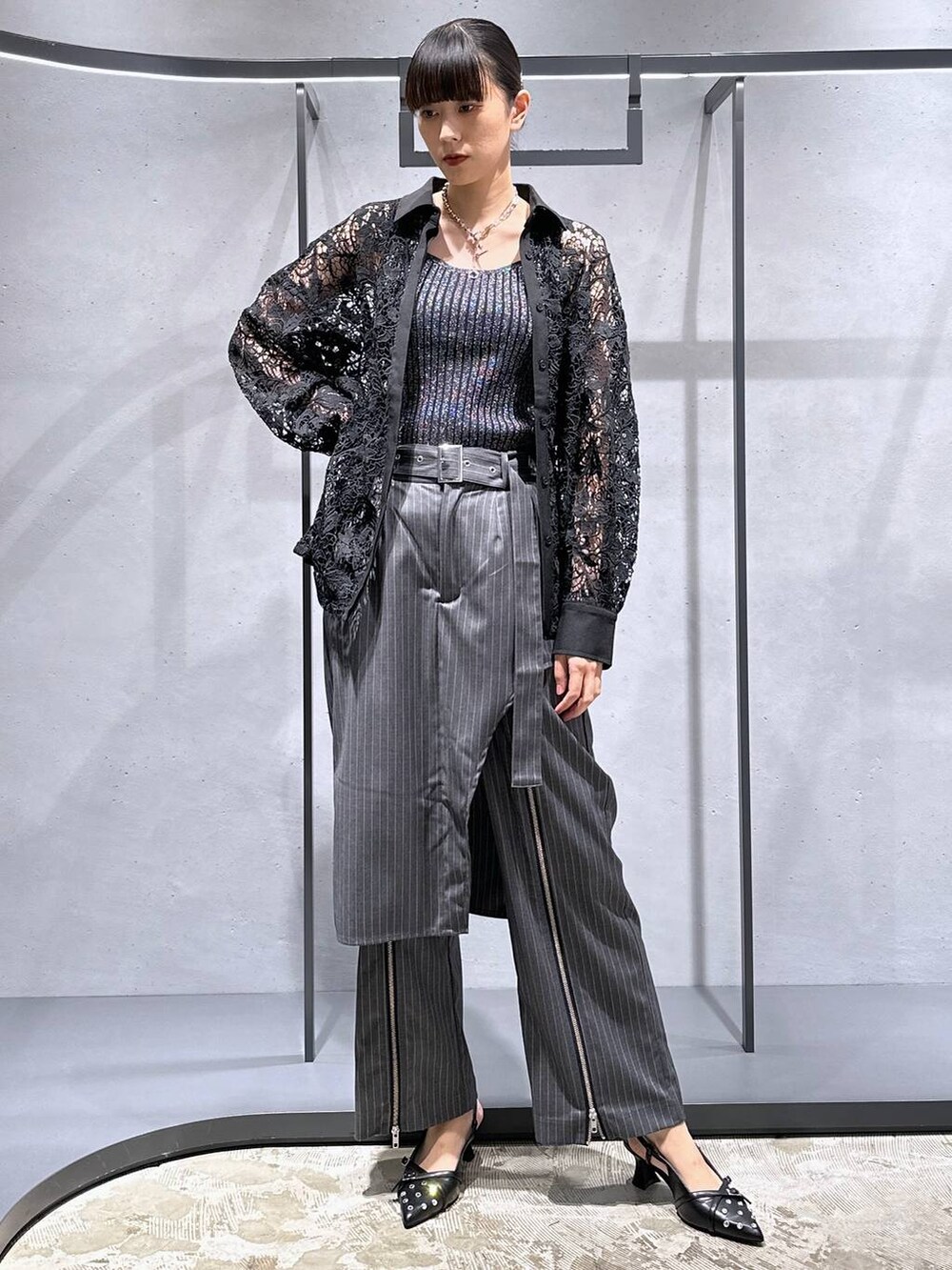 ブラック系のタンクトップ、ブラック系のシャツ/ブラウス、ブラック系のパンプスを着用したレディースの夏コーディネートの6枚目の写真