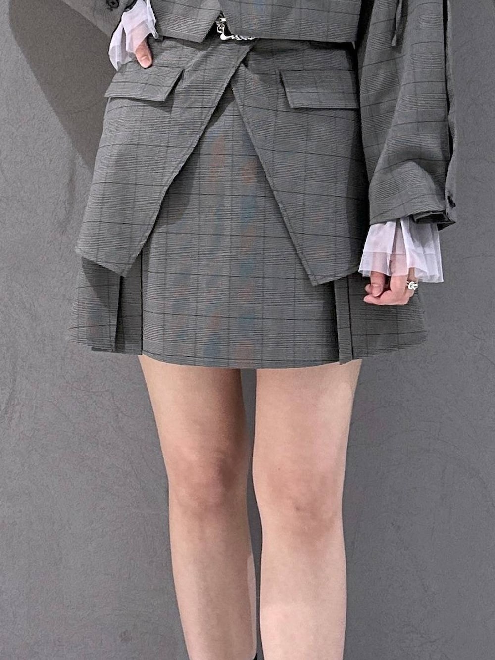 ブラック系のドレスシューズ、グレー系のTシャツ/カットソー、その他のテーラードジャケットを着用したレディースの秋コーディネートの6枚目の写真