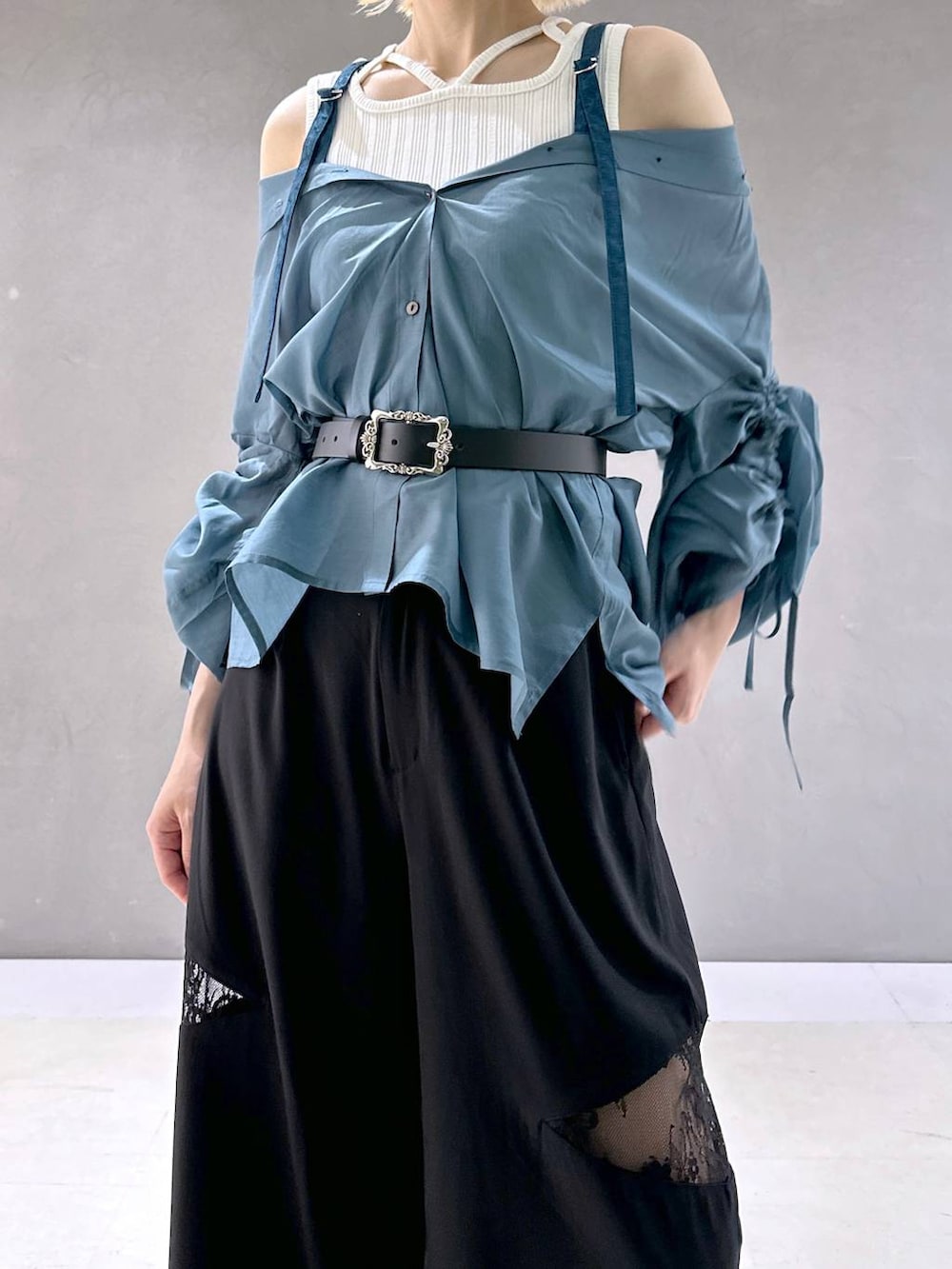 ブラック系のサンダル、ホワイト系のタンクトップ、ブラック系のその他パンツを着用したレディースの夏コーディネートの5枚目の写真