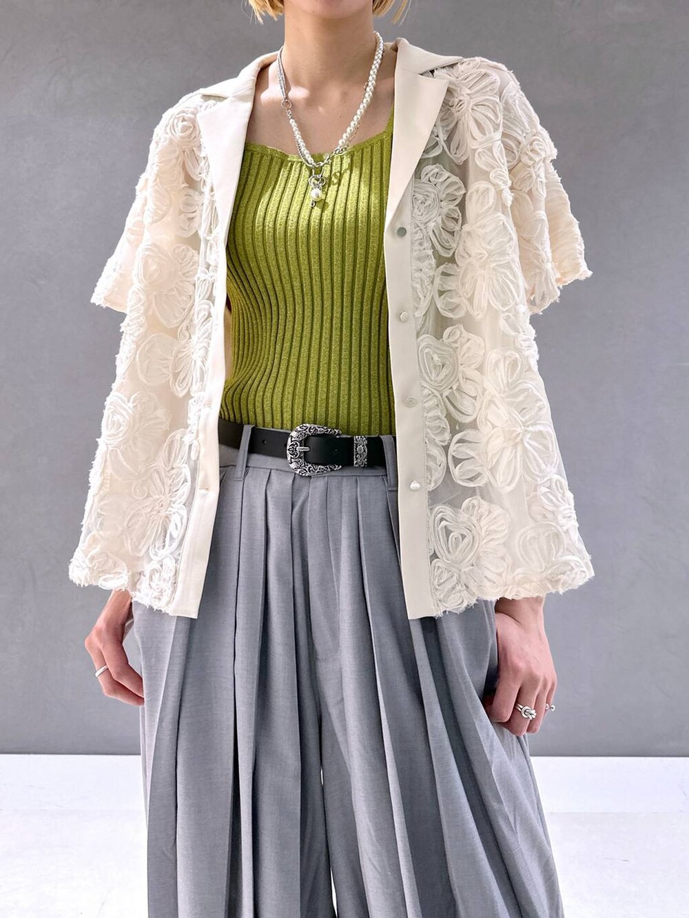 ブラック系のサンダル、イエロー系のタンクトップ、グレー系のその他パンツを着用したレディースの春コーディネートの5枚目の写真