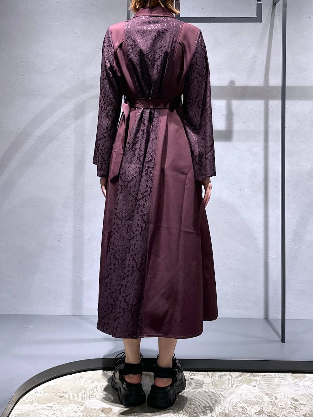 ブラック系のサンダル、レッド系のワンピースを着用したレディースの夏コーディネートの3枚目の写真