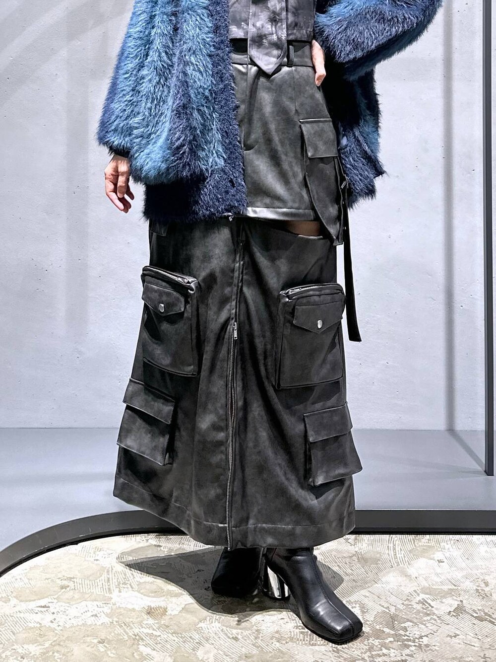 ブルー系のカーディガン/ボレロ、ブラック系のブーツ、ブラック系のシャツ/ブラウスを着用したレディースの秋コーディネートの6枚目の写真