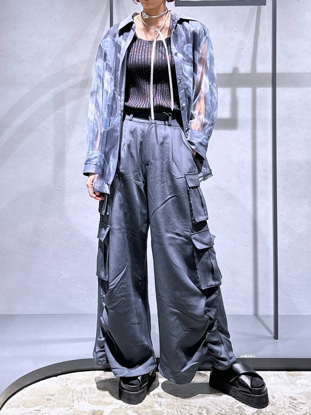 ブラック系のサンダル、その他のタンクトップ、グレー系のカーゴパンツを着用したレディースの春コーディネートの5枚目の写真