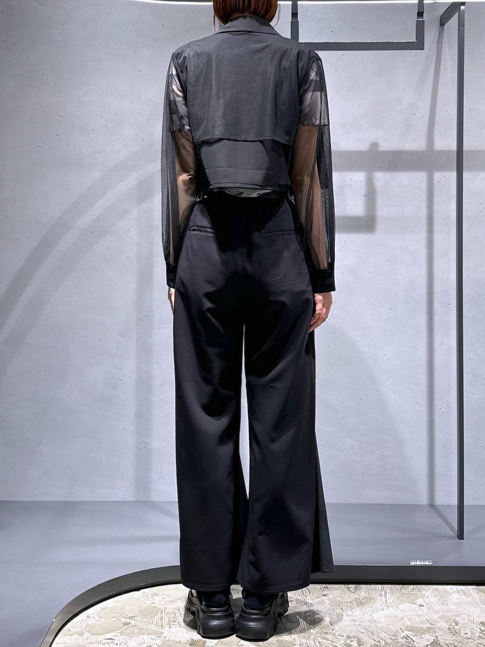 ブラック系のネクタイ、ホワイト系のTシャツ/カットソー、ブラック系のサンダルを着用したレディースの夏コーディネートの3枚目の写真