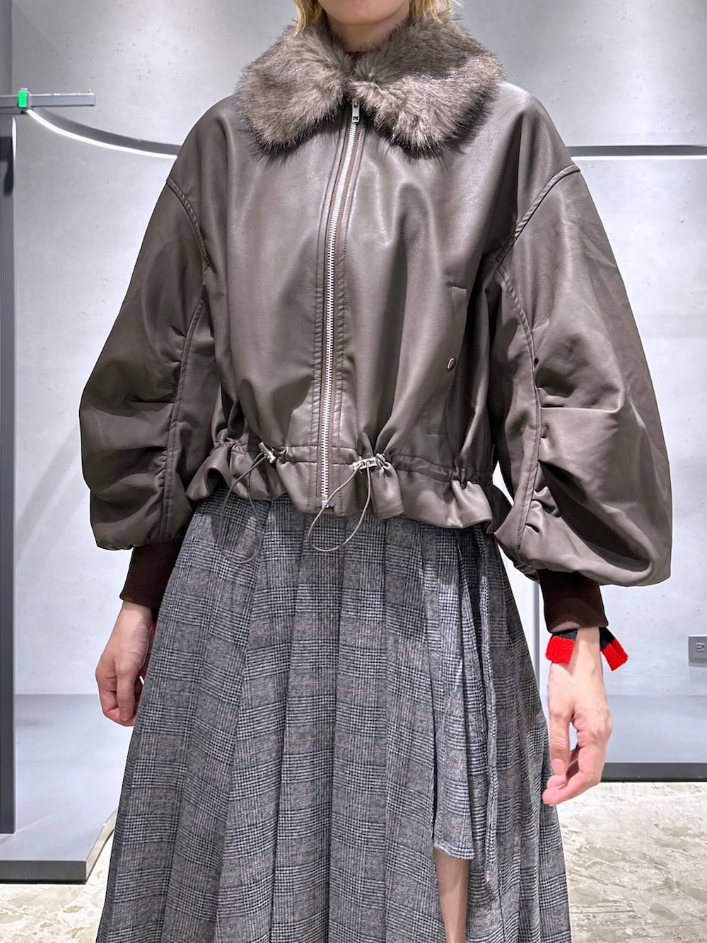 ブラック系のローファー、ブラック系のニット/セーター、ブラウン系のブルゾンを着用したレディースの秋コーディネートの5枚目の写真