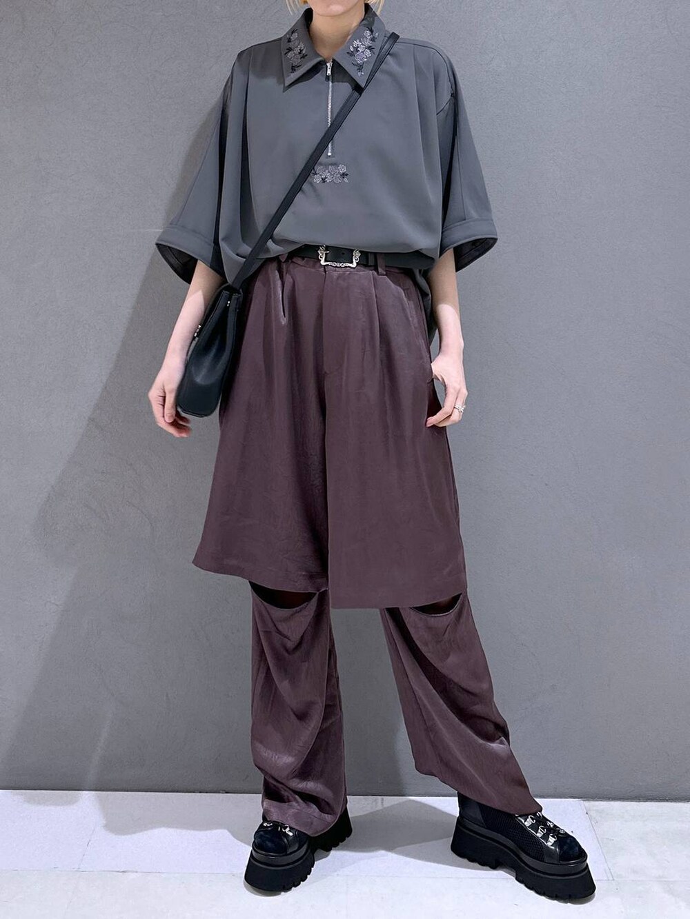 ブラック系のサンダル、パープル系のその他パンツ、グレー系のシャツ/ブラウスを着用したレディースの春コーディネートの5枚目の写真