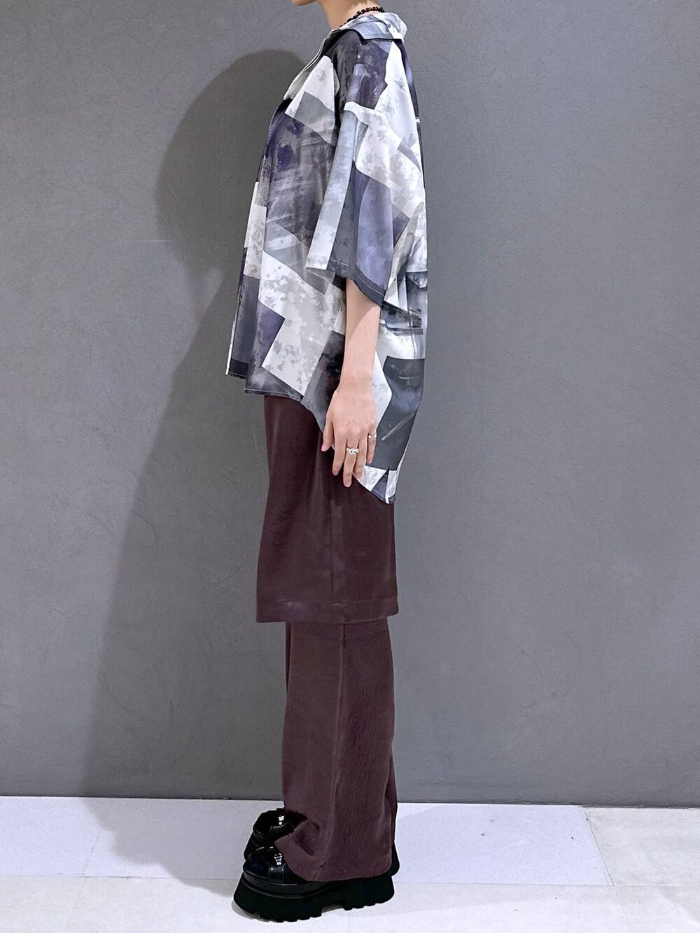 ブラック系のサンダル、ブラック系のタンクトップ、パープル系のその他パンツを着用したレディースの春コーディネートの2枚目の写真