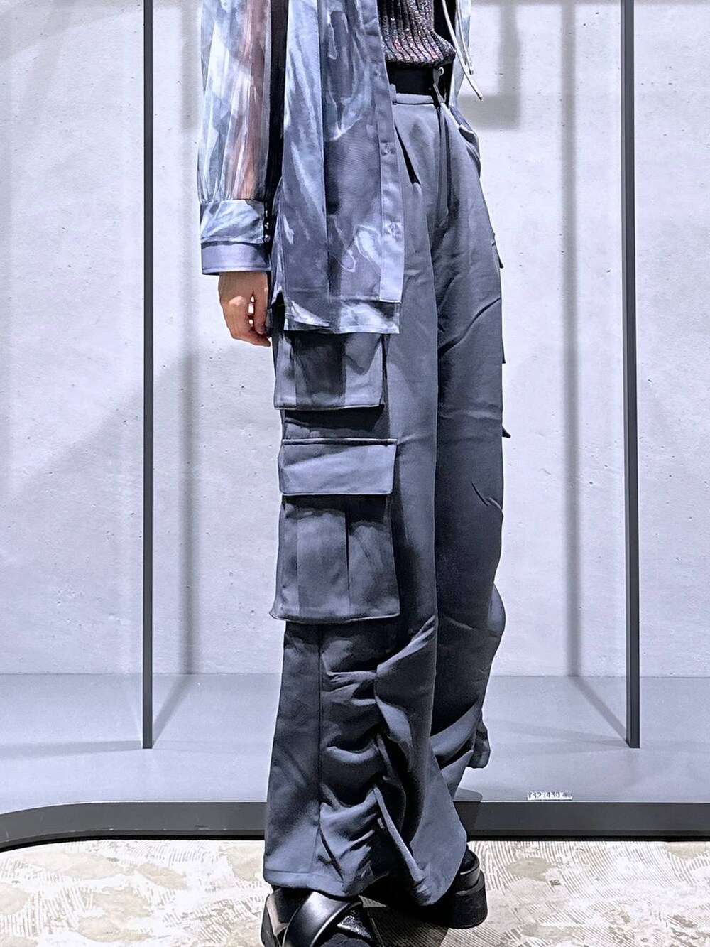 ブラック系のサンダル、その他のタンクトップ、グレー系のカーゴパンツを着用したレディースの春コーディネートの8枚目の写真