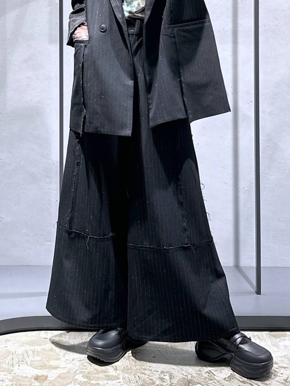 パープル系のTシャツ/カットソー、ブラック系のブーツ、ブラック系のテーラードジャケットを着用したレディースの秋コーディネートの6枚目の写真