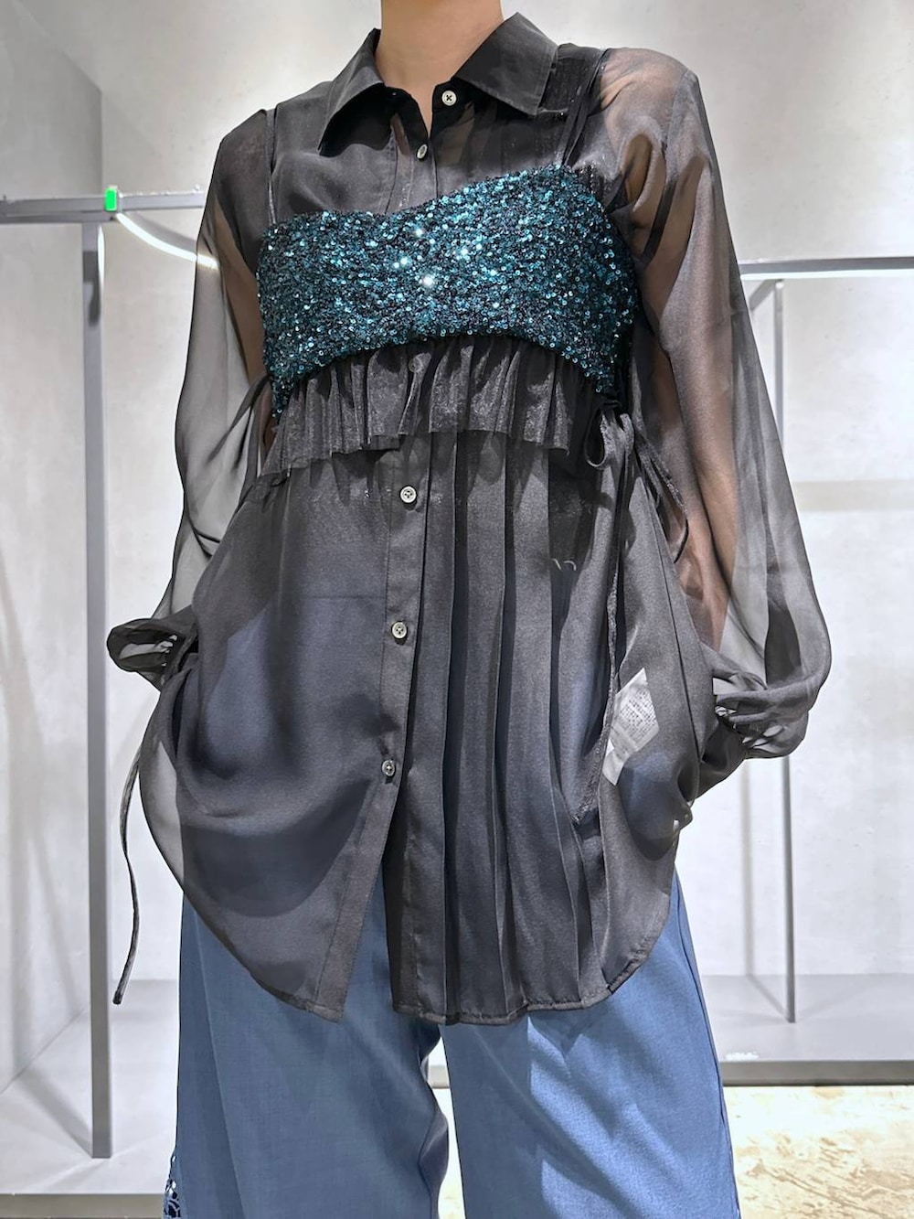 ブラック系のシャツ/ブラウス、グリーン系のチューブトップ、ブルー系のその他パンツを着用したレディースの夏コーディネートの2枚目の写真