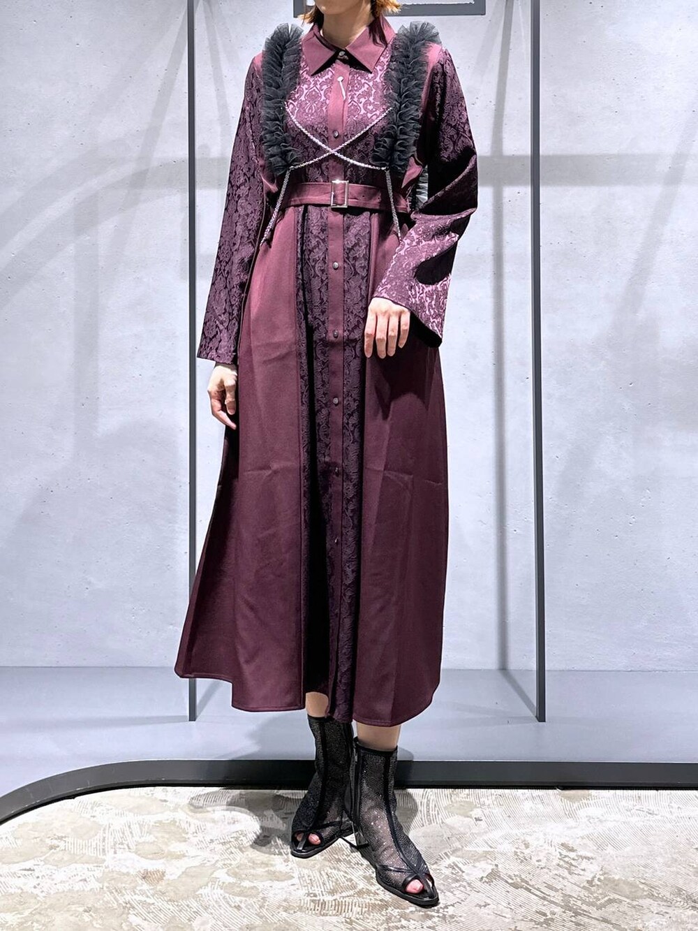 ブラック系のサンダル、レッド系のワンピース、ブラック系のサスペンダーを着用したレディースの夏コーディネートの4枚目の写真