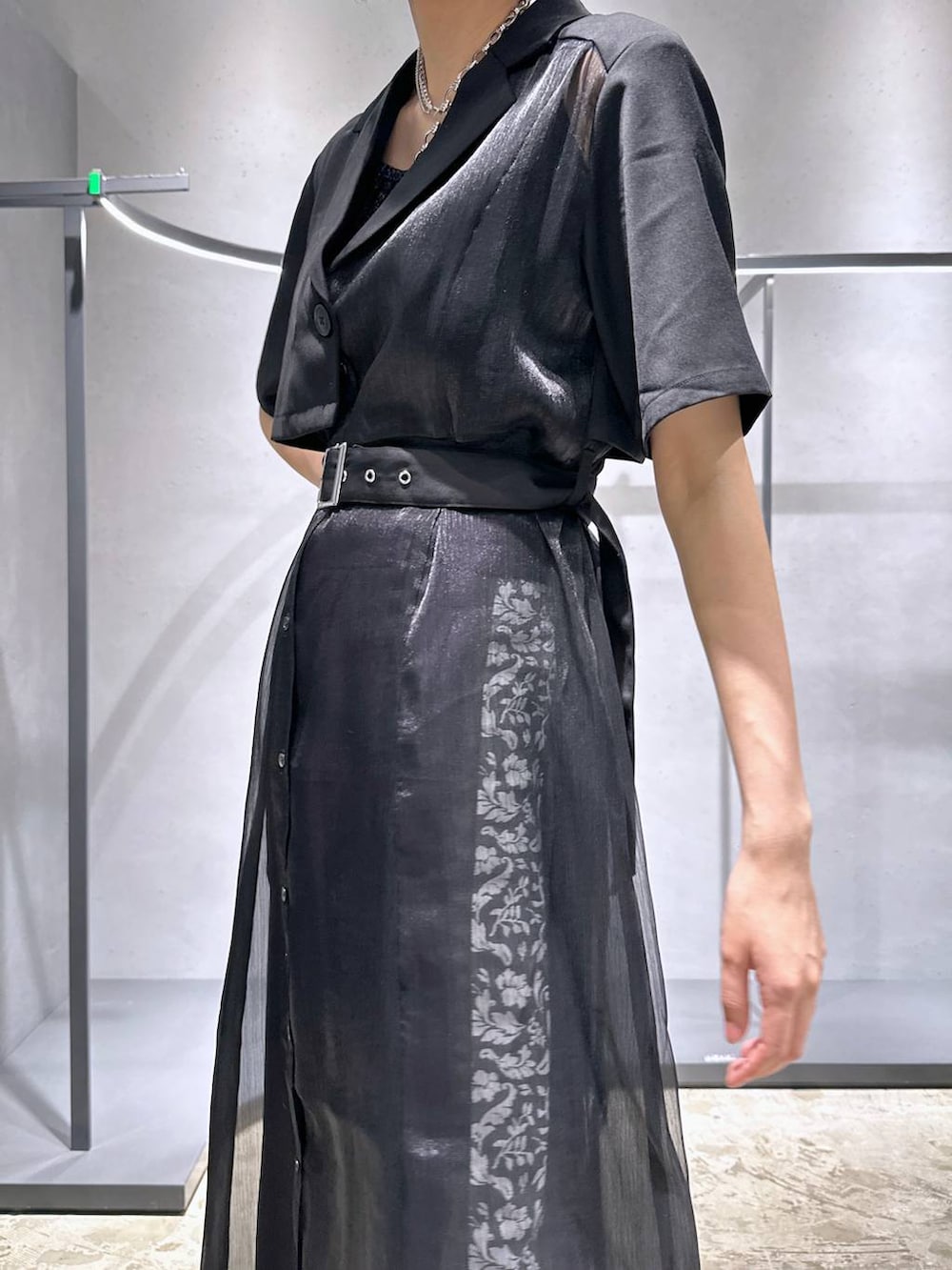 ブラック系のサンダル、その他のタンクトップ、パープル系のその他パンツを着用したレディースの夏コーディネートの2枚目の写真