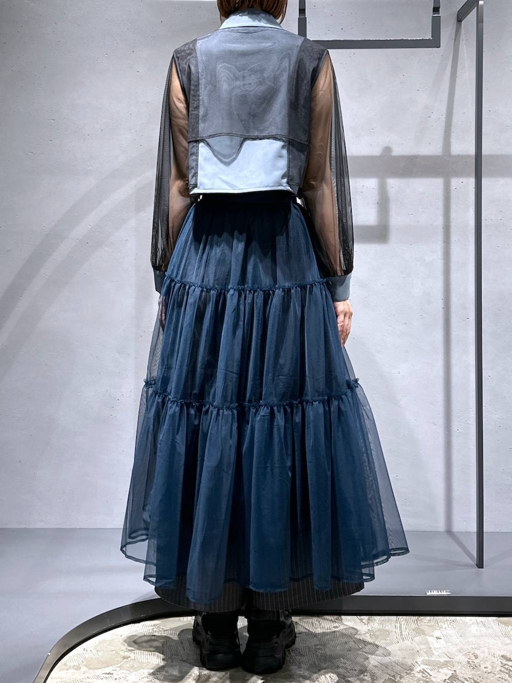 ブラック系のサンダル、グレー系のシャツ/ブラウス、その他のカーゴパンツを着用したレディースの夏コーディネートの3枚目の写真