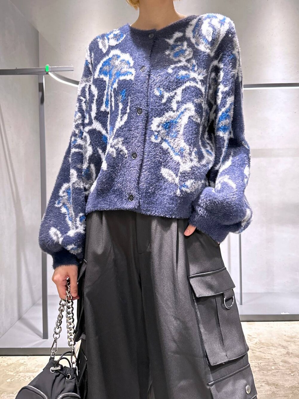 パープル系のカーディガン/ボレロ、ブラック系のショルダーバッグ、ブラック系のカーゴパンツを着用したレディースの秋コーディネートの5枚目の写真