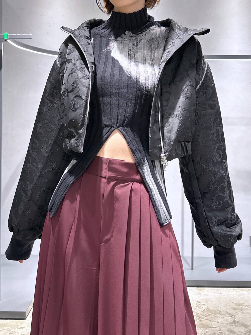 ブラック系のブルゾン、レッド系のその他パンツ、ブラック系のローファーを着用したレディースの秋コーディネートの5枚目の写真