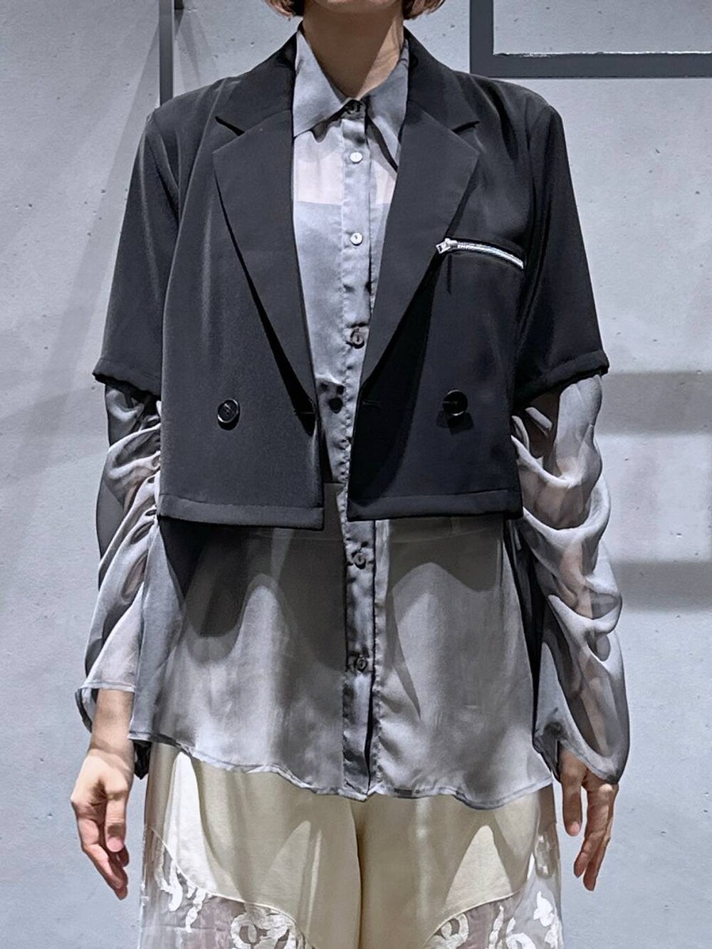 シルバー系のサンダル、ホワイト系のその他パンツ、グレー系のシャツ/ブラウスを着用したレディースの夏コーディネートの6枚目の写真